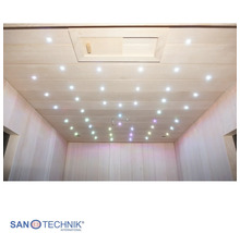 Saunový strop ze světlého dřeva s integrovaným LED hvězdným nebem a dřevěnou ventilační šachtou. Sanotechnik International Logo.