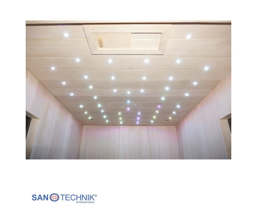 Saunový strop ze světlého dřeva s integrovaným LED hvězdným nebem a dřevěnou ventilační šachtou. Sanotechnik International Logo.