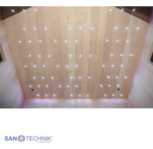 Saunový strop s LED efektem hvězdné oblohy na dřevěných panelech. Sanotechnik International Logo.