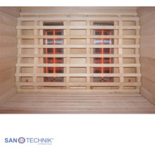Infrasauna se dvěma zářiči za dřevěnou opěrkou zad a logem Sanotechnik International.