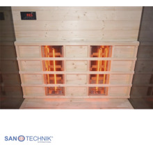 Infrasauna Sanotechnik se dvěma infrazářiči za dřevěným obložením a digitálním ovládacím panelem.