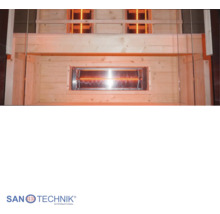 Infrasauna ze světlého dřeva se zapnutými infračervenými zářiči pod lavicí a na zadní stěně. Sanotechnik International Logo.