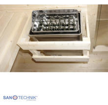 Elektrická saunová kamna z nerezové oceli s topnými tělesy ve světlé dřevěné sauně s dřevěnou ochrannou mřížkou. Sanotechnik Logo.