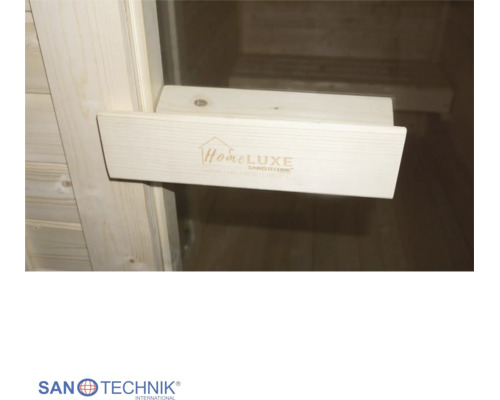 Madlo dveří sauny ze světlého dřeva s logem Home LUXE Sanotechnik, pohled na saunové lavice v pozadí, logo Sanotechnik.