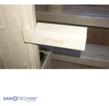 Dřevěný držák značky HomeLUXE na stěně sauny v interiéru sauny, Sanotechnik International Logo.