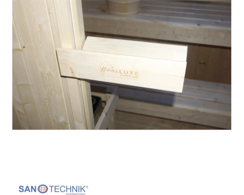 Dřevěný držák značky HomeLUXE na stěně sauny v interiéru sauny, Sanotechnik International Logo.