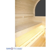 Interiér sudové sauny s dřevěnými lavicemi, integrovaným osvětlením a klenutou stěnou. Logo Sanotechnik International.