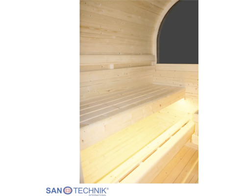 Interiér sudové sauny s dřevěnými lavicemi, integrovaným osvětlením a klenutou stěnou. Logo Sanotechnik International.