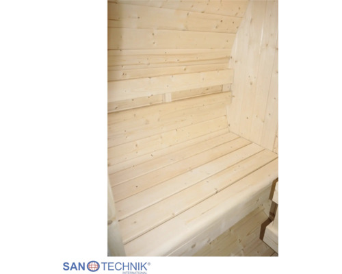 Interiér sauny s dřevěnou lavicí a prohnutým obložením stěn ze světlého dřeva. Logo Sanotechnik International.