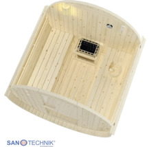 Sanotechnik Logo. Vnitřní pohled na sudovou saunu ze světlého dřeva se dvěma lavicemi, saunovými kamny, dřevěným vědrem a teploměrem.