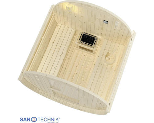 Sanotechnik Logo. Vnitřní pohled na sudovou saunu ze světlého dřeva se dvěma lavicemi, saunovými kamny, dřevěným vědrem a teploměrem.