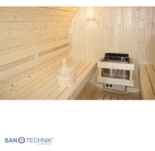 Světlá dřevěná sauna s lavicemi, saunovými kamny s ochrannou mřížkou a dřevěným vědrem s naběračkou. Sanotechnik International Logo.
