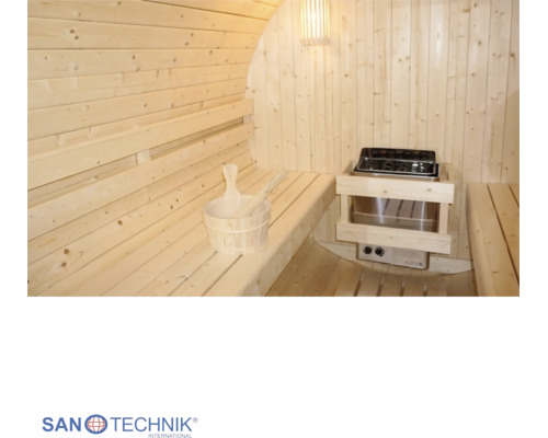 Světlá dřevěná sauna s lavicemi, saunovými kamny s ochrannou mřížkou a dřevěným vědrem s naběračkou. Sanotechnik International Logo.