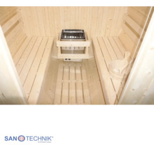 Interiér sauny ze světlého dřeva se dvěma lavicemi, elektrickým saunovým topidlem a dřevěným vědrem. Logo Sanotechnik International.