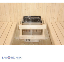 Elektrická saunová kamna z nerezové oceli s dřevěnou mřížkou mezi lavicemi ve světlé saunové kabině ze dřeva. SAN TECHNIK Logo.