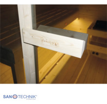 Dřevěné madlo na skleněných dveřích sauny s logem Home LUXE, pohled do světlého interiéru s lavicemi. Sanotechnik International Logo.
