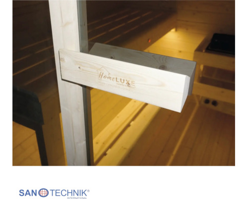 Dřevěné madlo na skleněných dveřích sauny s logem Home LUXE, pohled do světlého interiéru s lavicemi. Sanotechnik International Logo.