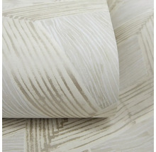 Detail strukturované tapety s abstraktním geometrickým vzorem diagonálních a horizontálních linií v neutrálních tónech.