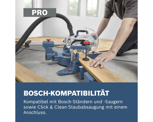 Pokosová pila Bosch při řezání dřevěných prken s připojeným odsáváním prachu pro ukázku kompatibility.