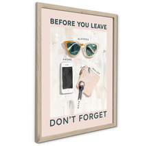 Rámovaný plakát s textem BEFORE YOU LEAVE DON'T FORGET a ilustracemi slunečních brýlí, chytrého telefonu, peněženky a klíčů.