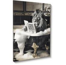 Obraz na plátně s lvem ve vaně s pěnou, který čte knihu The Lion King. Černobílá fotografie ve vintage stylu.