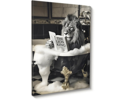 Obraz na plátně s lvem ve vaně s pěnou, který čte knihu The Lion King. Černobílá fotografie ve vintage stylu.
