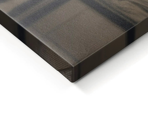 Detailní pohled na plátno na napínacím rámu s viditelnou strukturou tkaniny v rohu.