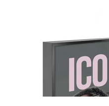Detailní záběr na moderní černý obrazový rám s uměleckým tiskem.