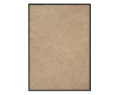Obdélníkový černý fotorámeček s úzkým okrajem a zadní deskou z dřevovláknitého materiálu.