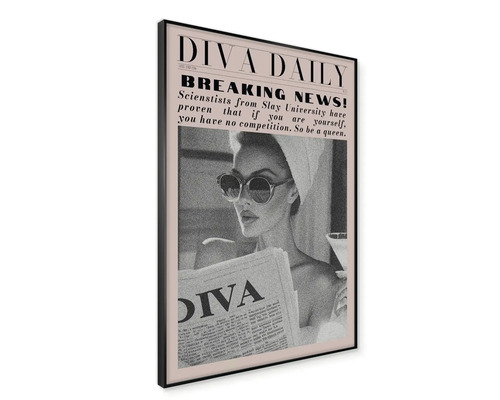 Rámovaný obraz na stěnu Diva Daily ve stylu novin, motiv ženy se slunečními brýlemi a ručníkem na hlavě, černý rám.
