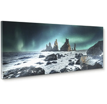Obraz na plátně v panoramatickém formátu se skalními útvary Reynisdrangar na Islandu pod polární září.