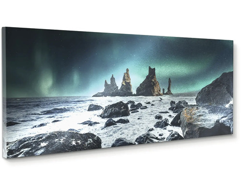 Obraz na plátně v panoramatickém formátu se skalními útvary Reynisdrangar na Islandu pod polární září.