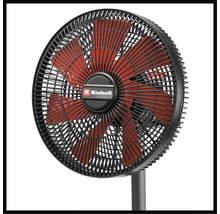Stojanový ventilátor Einhell s černou ochrannou mřížkou a červenými lopatkami.