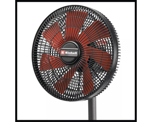 Stojanový ventilátor Einhell s černou ochrannou mřížkou a červenými lopatkami.