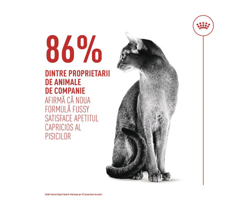 Sedící kočka vedle textu: 86 procent majitelů potvrzuje, že receptura Fussy uspokojuje vybíravé kočky. Royal Canin Logo.