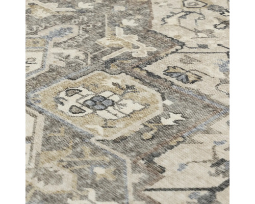 Koberec s tradičním orientálním vzorem ve vintage stylu, detailní pohled na tkanou strukturu.