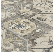 Koberec s tradičním orientálním vzorem ve vintage stylu, detailní pohled na tkanou strukturu.