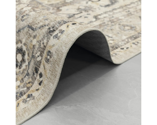 Koberec s orientálním vintage vzorem, detailní záběr na obroušený okraj a zadní stranu.