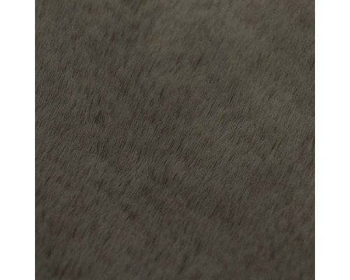 Detailní záběr měkkého povrchu z umělé kožešiny s hustou strukturou vláken.
