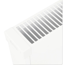 Detailní pohled na horní mřížku a bočnici bílého deskového radiátoru.