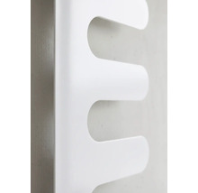 Detailní pohled na moderní bílý designový radiátor s oblými horizontálními příčkami.