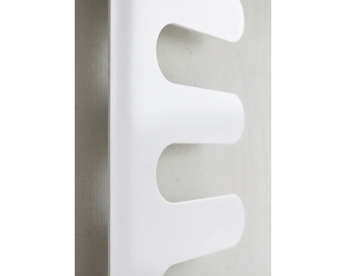 Detailní pohled na moderní bílý designový radiátor s oblými horizontálními příčkami.