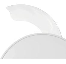Detailní pohled na bílou zakřivenou lopatku stropního ventilátoru.