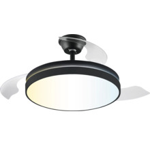 Moderní stropní ventilátor s LED osvětlením, kulaté černé pouzdro a průhledné lopatky.