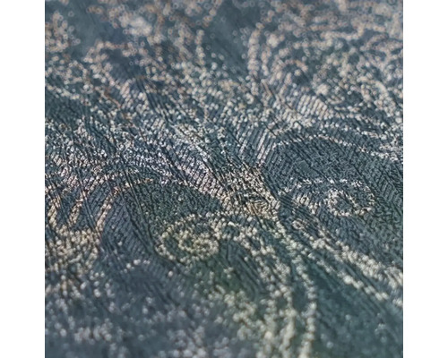 Detailní záběr vliesové tapety se strukturovaným ornamentálním vzorem a jemnou ražbou s třpytivým efektem.