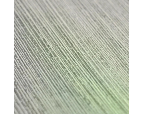 Detail tapety s jemnou strukturou svislých čar a hmatatelným reliéfem.