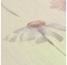 Detailní záběr tapety s jemně strukturovaným povrchem a květinovým vzorem.