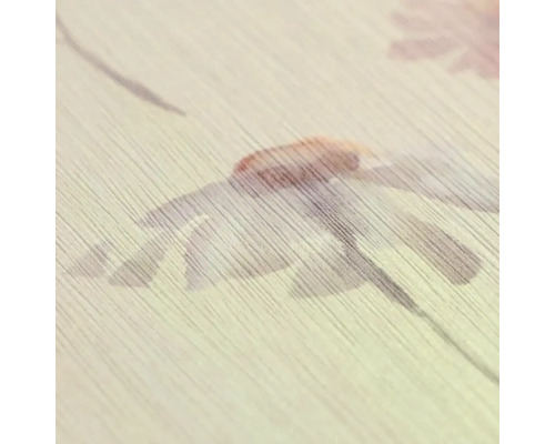 Detailní záběr tapety s jemně strukturovaným povrchem a květinovým vzorem.