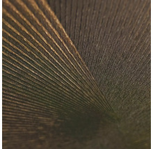 Detail tapety s vějířovitou strukturou a metalickým efektem.