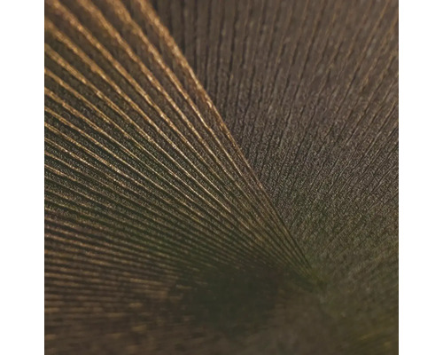 Detail tapety s vějířovitou strukturou a metalickým efektem.